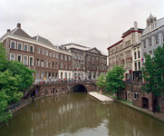 838724 Gezicht op de Stadhuisbrug te Utrecht, met het Stadhuis en rechts de panden Oudegracht 167-lager, vanaf de ...